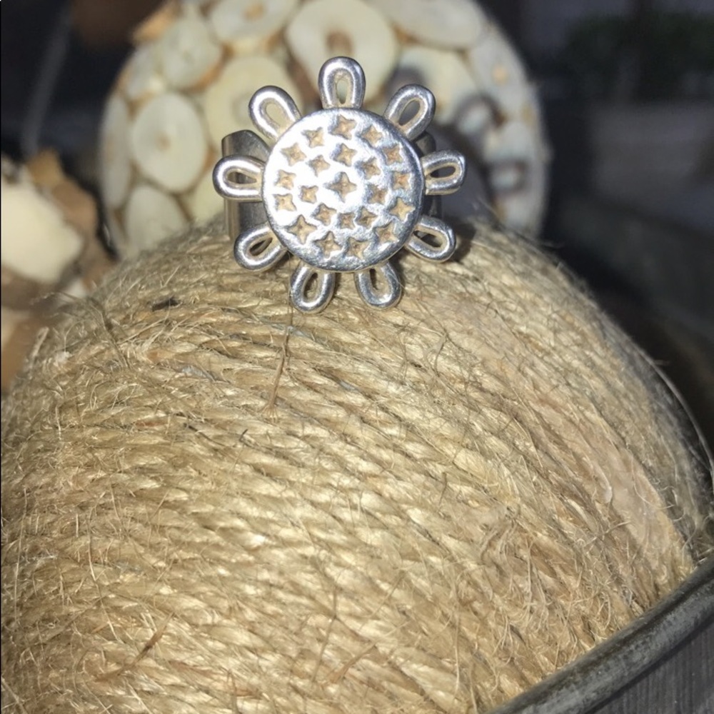 Flower Ring - Picture 2 of 3
